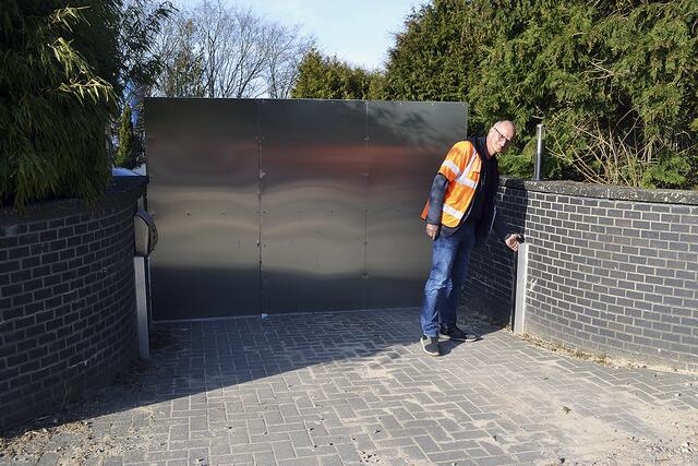Thomas Schmidt zeigt die Vorrichtung für die mobile Flutmauer eines Anwohners | Foto: bim
