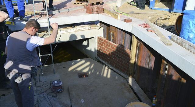 Die Stahlspundwand wird ummauert | Foto: bim