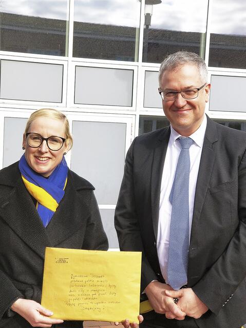 Bürgermeisterin Nadja Weippert nahm die Briefe von Gymasiumsleiter Stefan Birkner in Empfang | Foto: Ulrike Böß 