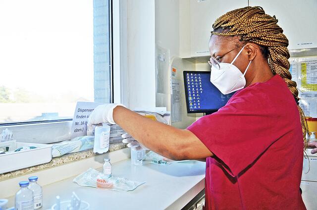 Auszubildende Nokwanda Gave bereitet eine Infusion vor | Foto: Krankenhäuser Buchholz und Winsen