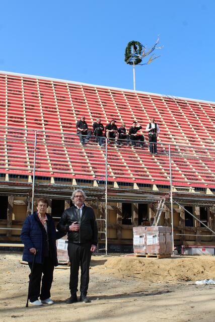 Gründerin Margot Sobottka und Architekt Michael Hampe begrüßten die Gäste zum Richtfest des Bendestorfer Porzellanmuseums