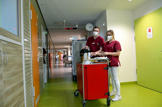 Auch das Austeilen von Mahlzeiten gehörte zu den Aufgaben der Auszubildenden | Foto: Krankenhäuser Buchholz und Winsen