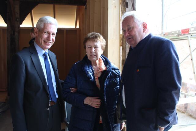 Landrat Rainer Rempe (li.) und Landtagsabgeordneter Heiner Schönecke beglückwünschen Museumsgründerin Margot Sobottka zum Richtfest | Foto: as