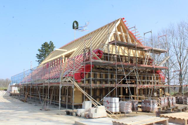 In Bendestorf wurde Richtfest gefeiert für das neue Porzellanmuseum an der Jesteburger Chaussee. Läuft alles nach Plan, könnten im dritten Quartal 2023
die ersten Besucher durch das Porzellanmuseum schlendern