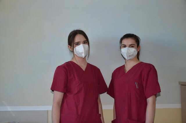 Die Auszubildenden Isabell Wagner (li.) und Celine Richter | Foto: Krankenhäuser Buchholz und Winsen