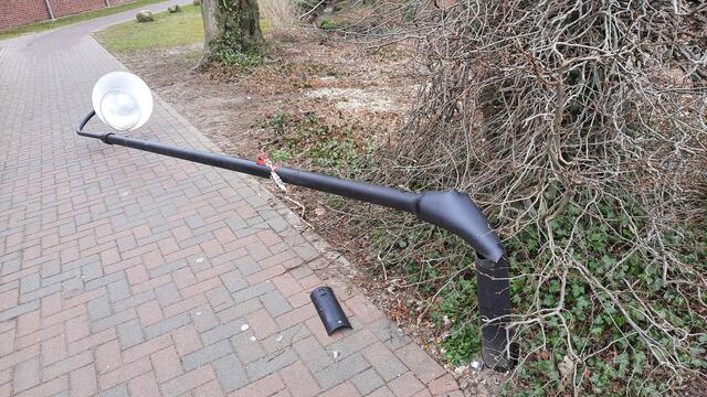 Eine Lampe am Weg zur Kindertagesstätte im Stegen wurde zerstört | Foto: Anwohner-Foto