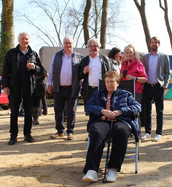 Margot Sobottka (vorn) und ihr verstorbener Mann Horst wollen mit dem neuen Porzellanmuseum ihre große Sammlung einer breiten Öffentlichkeit zugänglich machen. Unterstützt wird die Museumsgründerin u.a. von Bendestorfs Bürgermeister Bernd Beiersdorf (hinten, v. li.), Projektleiter Jürgen Stehr, Architekt Michael Hampe (Hampe Architekten Ingenieure), ihrer Assistentin Susanne Thiel und Architekt Marc-Daniel Mählmann