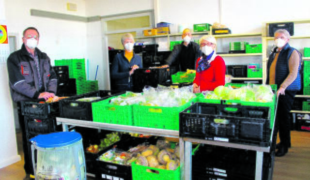 Ein Teil der Ehrenamtlichen der Buxtehuder Tafel (v.li.): Heino Wehmeyer, Karin Singer, Pastor Michael Glawion, Hannelore Hesse und Heiderun Lund | Foto: tk