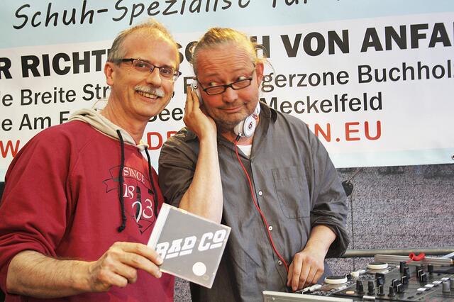 Mit Stephan Schmidt (re.) trat Axel-Holger Haase als DJ Buch und DJ Holz auf dem Buchholzer Stadtfest auf | Foto: mum