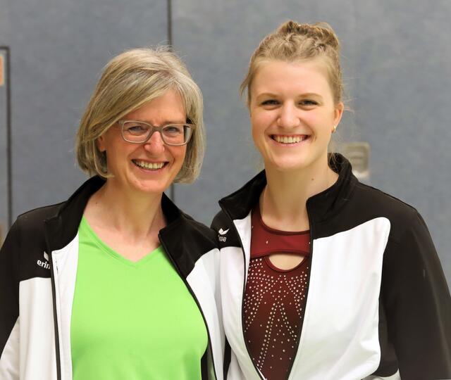 Caroline Körner (re.) vom TSV Stelle, die Dritte in der LK 3 wurde, mit ihrer Mutter Claudia, die auch Trainerin der TSV-Riege ist | Foto: cc