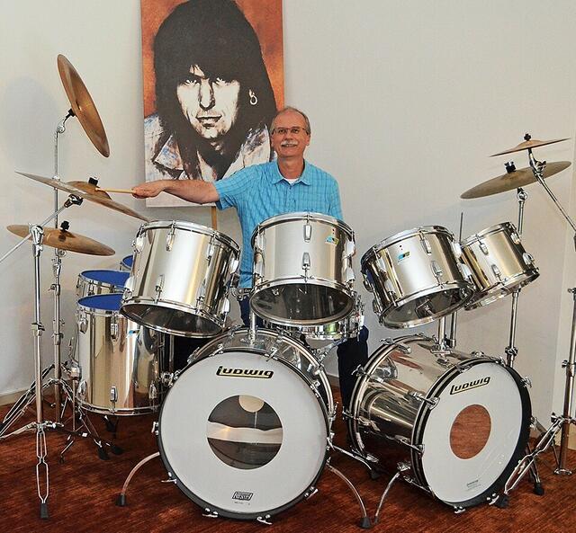 Schlagzeugspielen ist seit seinem zehnten Lebensjahr ein Hobby - am liebsten mit an einem amerikanischen Ludwig-Schlagzeug | Foto: Maren Kolter