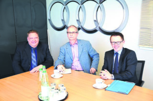 Axel-Holger Haase (Mitte) im Gespräch mit den Geschäftsführern Franz Lewandowski (li.) und Oliver Bohn  | Foto: Kuhn +ü Witte