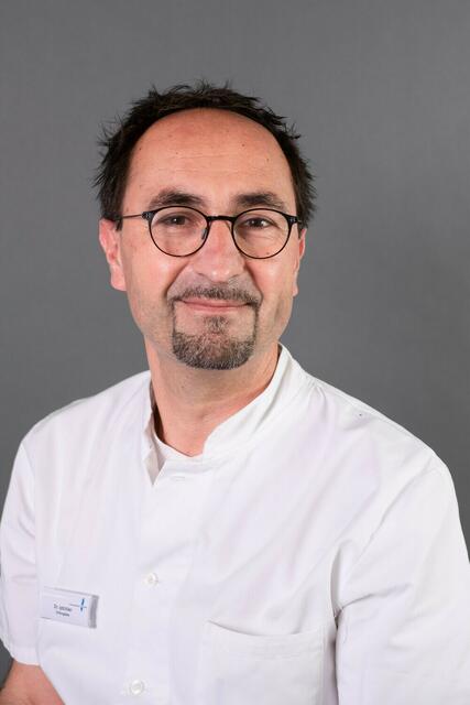 Dr. Amir Iptchiler, Chefarzt der Abteilung für Orthopädie im Krankenhaus Winsen, und ... | Foto: Krankenhaus Winsen