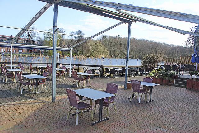 Die Terrasse bietet einen herrlichen Blick auf den See | Foto: wd