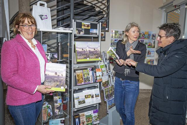 Dörte Cohrs (li.) und Maike von Behr (Mitte) erläutern Frauke Petersen-Hanson die Informationsmaterialien | Foto: Foto Kettwig / Buchholz