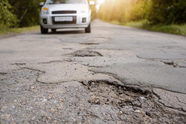 Einige Straßen sind so marode, dass sie komplett erneuert werden müssen | Foto: Adobe Stock / Vitalii