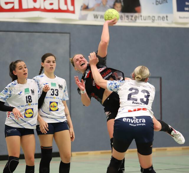 Julia Herbst (am Ball) musste sich phasenweise gegen drei Gegenspielerinnen durchsetzen | Foto: cc