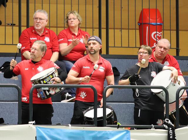 Die Luchse-Fans schlugen wieder kräftig auf die Pauke | Foto: cc