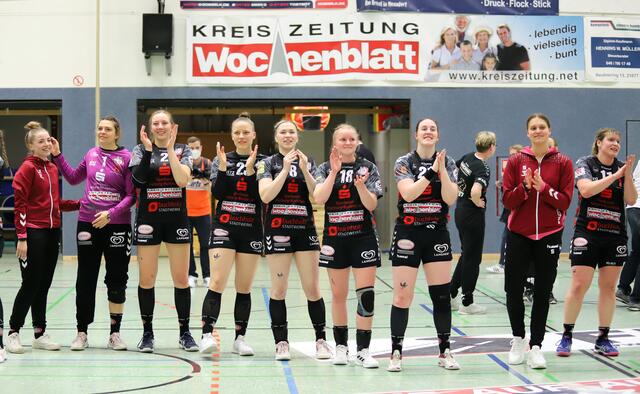 Beifall von den Spielerinnen gab es auch für die tolle Unterstützung der Luchse-Fans | Foto: cc