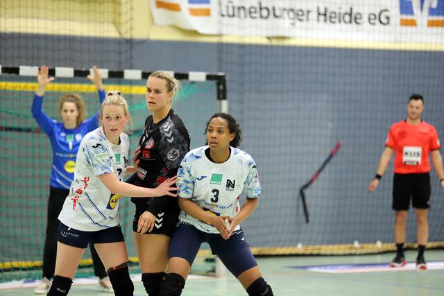 Doppeldeckung für Evelyn Schulz (Mitte) | Foto: cc