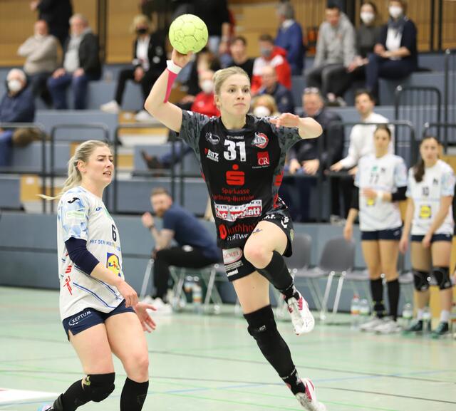 Alexia Hauf beim Sprungwurf - sie steuerte sechs herrliche Feldtore zum Heimsieg ihrer Mannschaft bei | Foto: cc