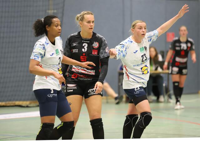 Evelyn Schulz (Mitte) stellte sich in die Gästeabwehr | Foto: cc