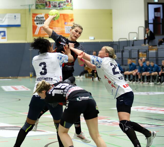 Marleen Kadenbach (am Ball) traf auch aus dem Rückraum | Foto: cc