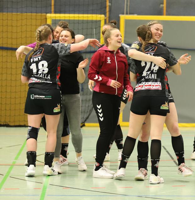 Nach dem Abpfiff der Partie lagen sich die Luchse-Spielerinnen glücklich in den Armen | Foto: cc