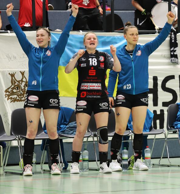 Auch die Spielerinnen auf der Bank bejubelten jeden Angriff ihrer Mannschaft | Foto: cc