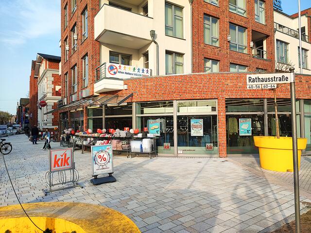 In den Räumlichkeiten, in denen derzeit noch die Modekette KiK eine Filiale betreibt, zieht zum Januar 2023 die Postbank ein | Foto: thl