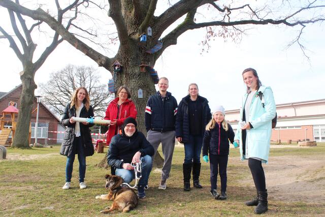 Stolz auf das gemeinsame Werk: (v.li.) Jessica Scholties, Beate Biebricher, Ole Petersen, Nicole Günther und Martha Erdmann mit Tochter Gesa (5) sowie (vorne) Christian Günter mit Nero unter dem Wichtelbaum | Foto: wd
