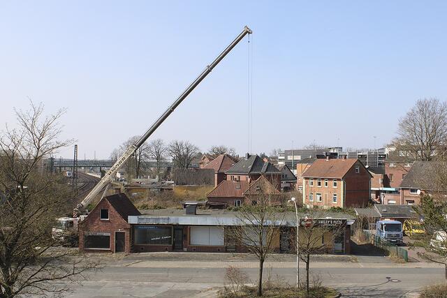 Der Baukran brachte jüngst Baumaterial an die Bahnhofstraße