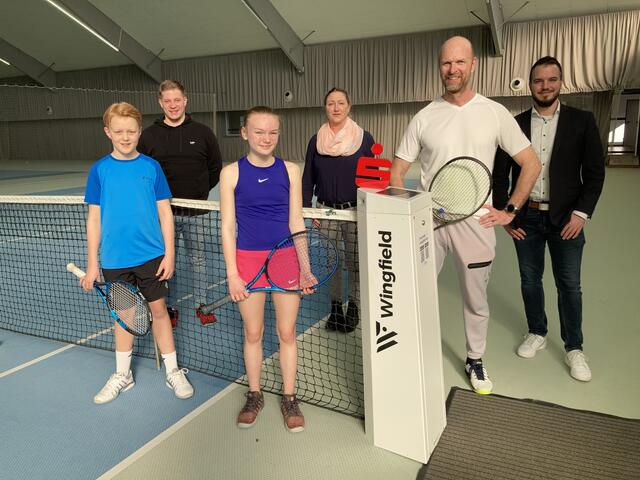 Tennistrainer Chris Böhm ( 2. von rechts) und seine Talente Marie Bischoff und Philip Ohlert freuen sich gemeinsam mit André Ambrosius und Nadine Becher (Vorstand MTV Ramelsloh) sowie Marcel Corsi (re., Sparkasse Harburg-Buxtehude) über das neue Wingfield-System | Foto: Sparkasse Harburg-Buxtehude