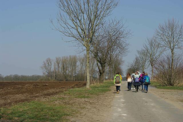 Die Waldorfschüler auf dem Fußmarsch von Apensen nach Beckdorf zum Wichtelbaum | Foto: Waldorfschule Apensen