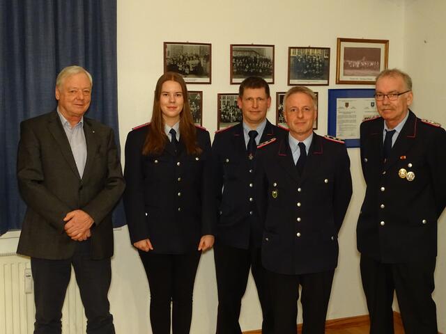 Nach der Jahreshauptversammlung der Freiwilligen Feuerwehr Quarrendorf: Der stellvertretende Samtgemeindebürgermeister Heinrich Nieschulz, Feuerwehrfrau Julia Sophie Bargmann, Ortsbrandmeister Martin Heuer, Feuerwehrhauptmann Carsten Frey und Jörg Mattis | Foto: Albers 
