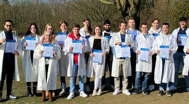 Die Schüler und Schülerinnen des Gymnasiums Hittfeld, die an der Chemie-Olympiade des Landesverbands der Chemischen Industrie teilgenommen haben | Foto: Gymnasium Hittfeld