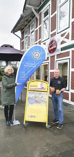 Andrea Kruse und Wolfgang Heyderich weisen auf die Aktion "Benefizbrot" hin | Foto: Inner Wheel Club Niederelbe