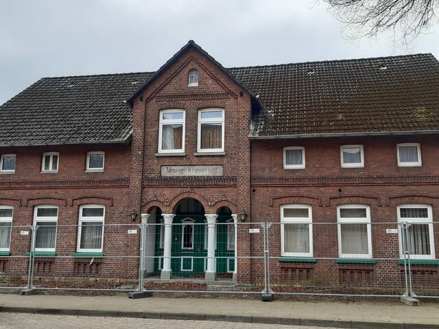 ... und das ehemalige Arzthaus mit dem markanten Eingangsbereich