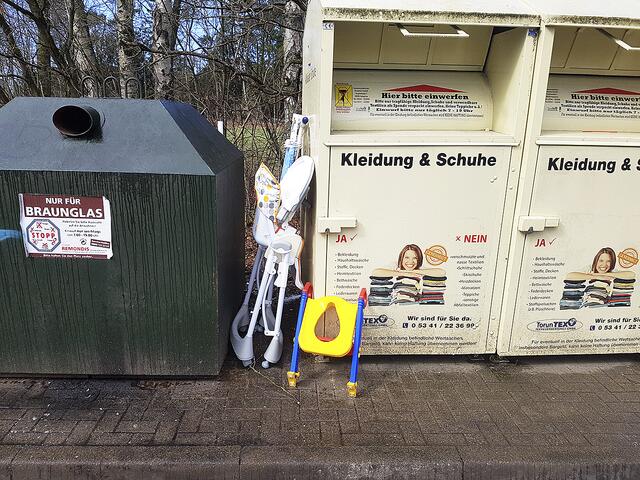 Wie kommt man bloß auf die Idee, hier einen Toilettenaufsatz zu entsorgen? | Foto: Wolfgang Schlüschen