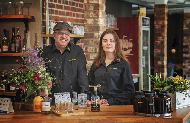 Destillateur-Meister und Firmengründer Arndt Weßel mit seiner Tochter Lea,
ebenfalls gelernte Destillateurin | Foto: Nordik