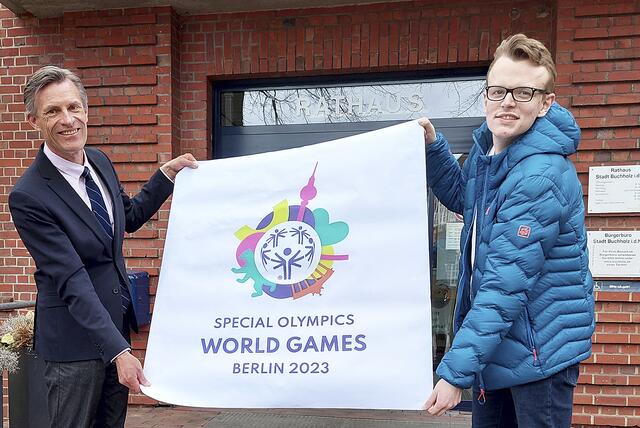 Mit dem Logo der Special Olympics: Paul Paulsen (re.) und Buchholz' Bürgermeister Jan-Hendrik Röhse | Foto: Eisenhut