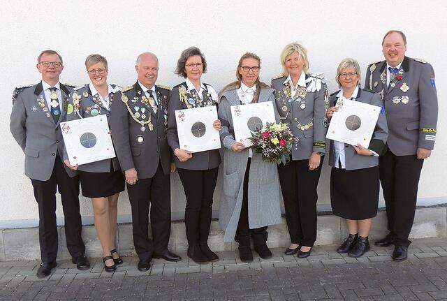 Die teilnehmenden Besten Damen und ihre Vereinspräsidenten (v.li.): Dieter Köhler und Kathrin Schmidt (Bützfleth), Hans-Hermann Buuck und Antje Schuldt (Hagen), Ruth Michaelis und Silke Heinbockel (Wiepenkathen), Sibylle Lemkau und Jürgen Robohm (Stade)