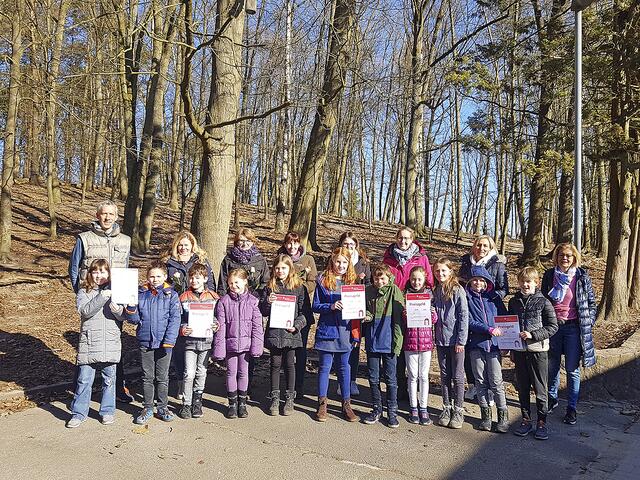 Bei der Gutscheinübergabe in Salzhausen: die Schüler (vorne, v. li.) Annemarie, Jannis, Selvir, Mia, Lisa, Lotta, Hannes, Magdalena, Nelli, Mira und Max mit (hi., v. li.) Juror Nikolaus Lemberg, die Lehrerinnen Antje Lipke, Wiebke Groppler, Stephanie Pfersdorf, Friederike Wagner, Swantje Frahm, Schulleiterin Claudia Rückforth und Christiane Oertzen vom Vorstand des Vereins "Salzhausen e.V." | Foto: Frahm