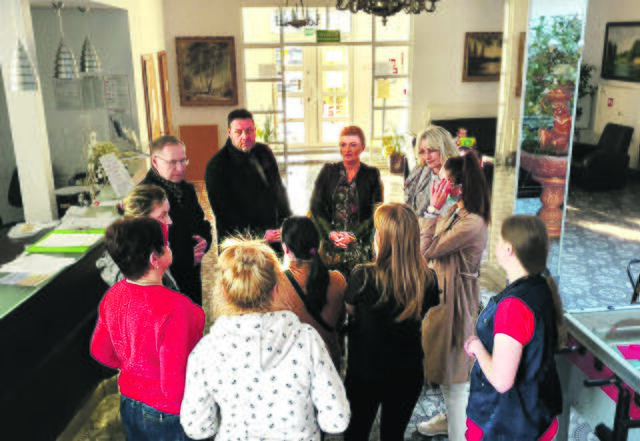 Beim Besuch in Biale Blota: die Elbmarscher Samtgemeinde-Bürgermeisterin Kathrin Bockey (hi. re.) und Holger Kloft (hinten, 2. v. li.) vom Kirchenvorstand im Gespräch auch mit Geflüchteten | Foto: Samtgemeinde Elbmarsch / Bockey 