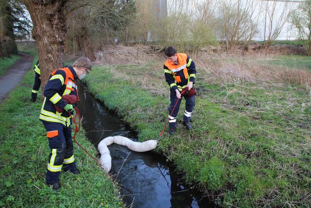 Die Meckelfelder Feuerwehr dämmte mit einem Ölschlängel die Gewässerverschmutzung ein | Foto: Pressestelle Feuerwehr Seevetal