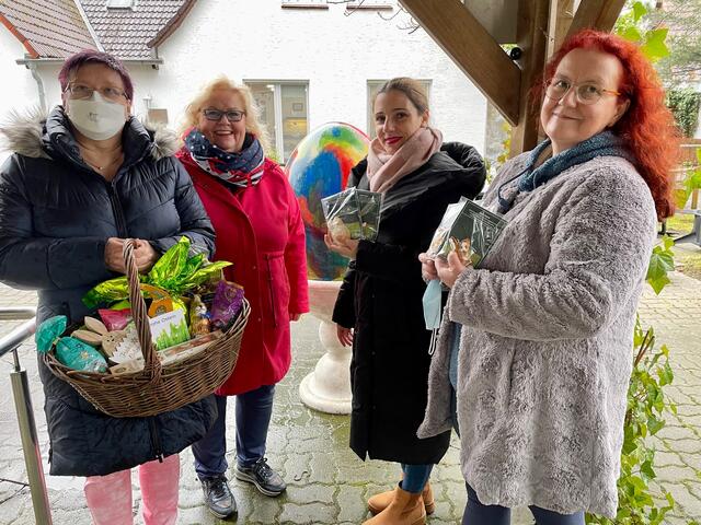 Else Murek (Heimleiterin  Falkenhof Maschen),  Angelika Tumuschat-Bruhn (Ortsbürgermeisterin), Gönül Koch-Cetinoglu  und Ljudmilla Schnar (Mitarbeiterinnen Jugendzentrum Village) mit Geschenken für Bewohner von Seniorenheimen in Maschen | Foto: Angelika Tumuschat-Bruhn