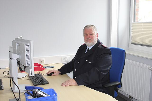 Ortsbrandmeister Carsten Pfeifer in seinem neuen Büro | Foto: sb