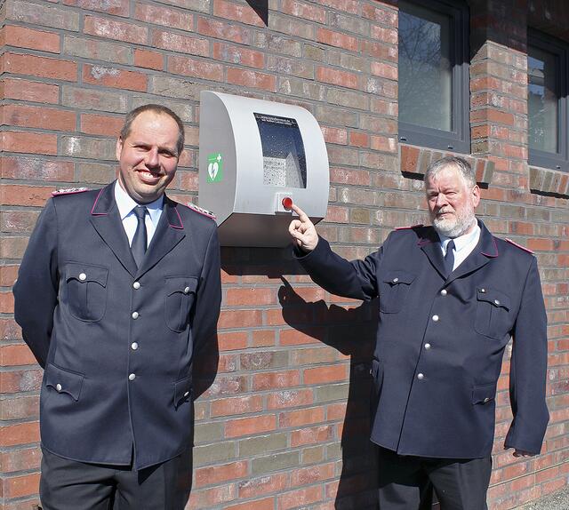Andreas Meyer (li.) und Carsten Pfeifer zeigen, wo am Neubau der Defibrillator hängen wird | Foto: sb