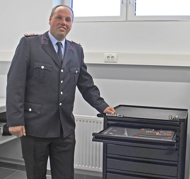 Stellvertretender Ortsbrandmeister Andreas Meyer in der neuen Werkstatt | Foto: sb