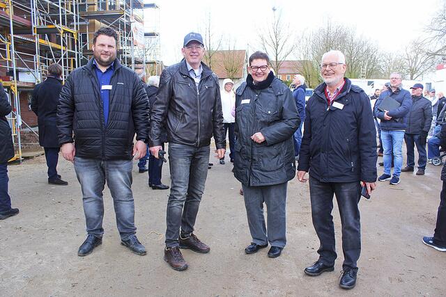 Der Vorstand der Genossenschaft Alexander Lipnicki, (li.) und Martin Adebahr (re.) der Vorstand des Aufsichtsrats Martin Schimmöller (2. v. li.) und Schriftführerin  Angelika  Adebahr begrüßen die Gäste beim Richtfest | Foto: wd